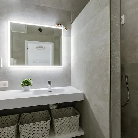 Casiola - New With Beautiful Sea View Apartment
